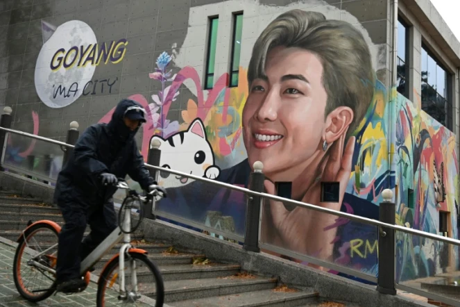 Fresque représentant RM, du groupe BTS, le 11 décembre 2023 à Goyang