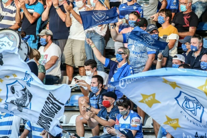 Des supporters de Castres masqués lors du match à domicile contre le Stade français le 13 septembre 2020
