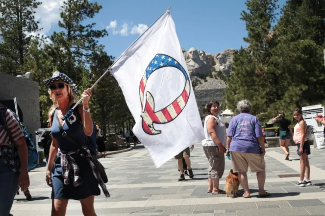 Un partisan de Donald Trump brandit un drapeau de la mouvance conspirationniste QAnon devant le mont Rushmore (Dakota du sud), le  1er juillet 2020