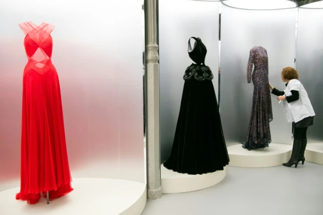 Deux mois après le décès d'Azzedine Alaïa, une exposition-hommage s'ouvre lundi dans sa galerie du Marais à Paris, rassemblant une quarantaine de robes de haute couture.