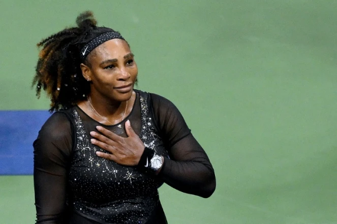 L'Américaine Serena Williams salue le public après sa défaite au 3e tour de l'US Open, vraisemblablement le dernier match de sa carrière, à New York, le 2 septembre 2022
