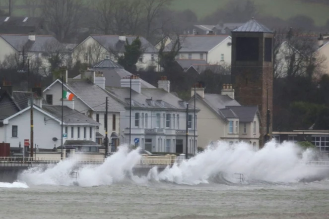 Des vagues se brisent contre la digue à Carnlough, sur la côte nord-est de l'Irlande du Nord, pendant la tempête Eowyn, le 24 janvier 2025