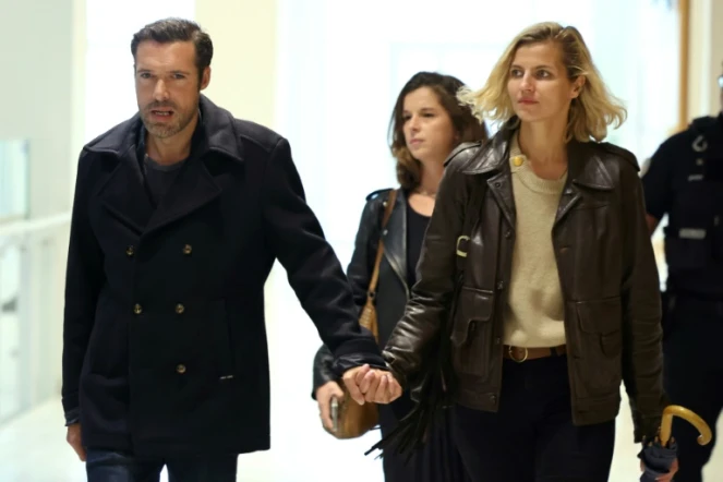 L'acteur et réalisateur Nicolas Bedos (g), accompagné de sa compagne Pauline Desmonts, arrive au tribunal de Paris, le 26 septembre 2026