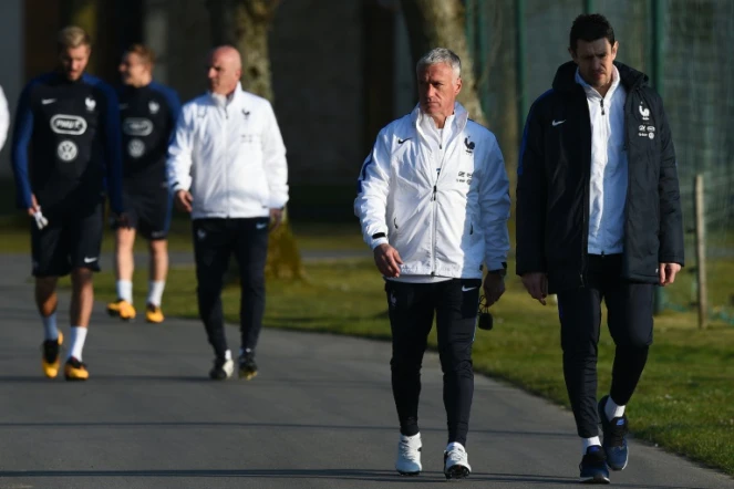 Le sélectionneur de l'équipe de France Didier Deschamps (g) et le gardien des Bleus Franck Raviot arrivent au centre de Clairefontaine pour une session d'entraînement, le 22 mars 2016