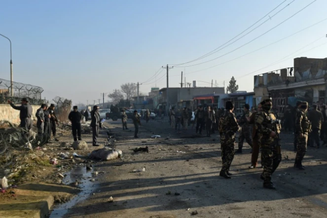 Les forces de sécurité afghanes inspectent le lieu d'un attentat suicide près de l'aéroport international de Kaboul, le 28 décembre 2015
