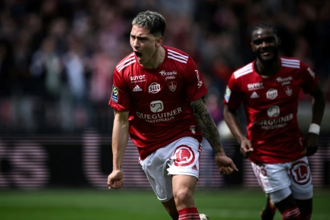 L'Uruguayen Martin Satriano exulte après son but pour Brest face à Metz, le 7 avril 2024 au stade Francis-Le-Blé
