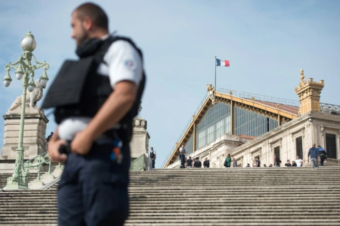 Un officier de police devant la gare Saint-Charles à Marseille, le 1er octobre 2017
