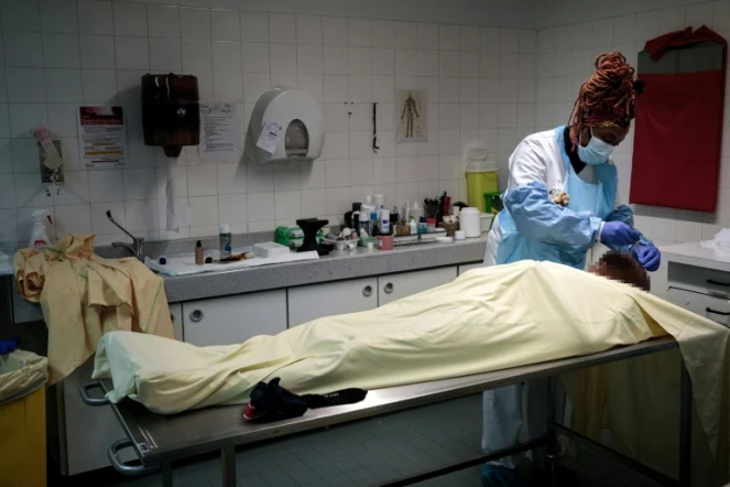 Préparation d'un corps pour qu'il soit présenté à sa famille, dans la chambre mortuaire de l'hôpital Beaujon à Clichy, le 27 janvier 2021