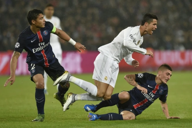 L'attaquant du Real Madrid stoppé par les Parisiens Marco Verratti et Thiago Silva en Ligue des champions, le 21 octobre 2015 au Parc des Princes