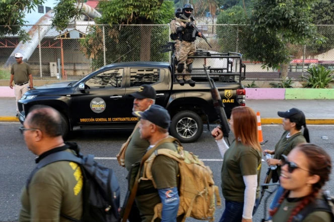 Des militaires et des membres des milices bolivariennes à Caracas, le 7 janvier 2025