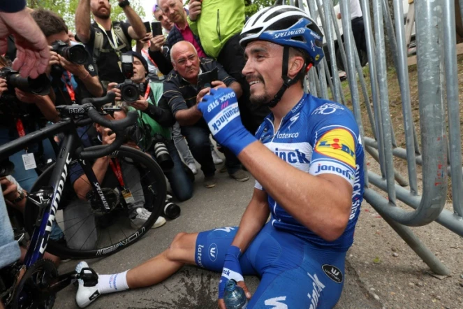 Le Français Julian Alaphilippe après sa victoire dans la Flèche wallonne au sommet du mur de Huy, en Belgique, le 24 avril 2019
