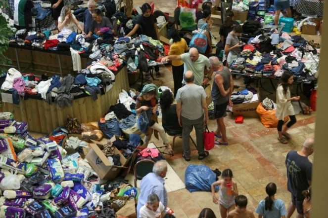Des Israéliens évacués de la zone frontalière avec Gaza reçoivent des dons de vêtements dans un hôtel de la région de la Mer Morte, le 9 octobre 2023