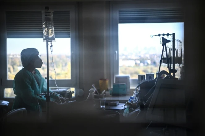 Une infirmière s'occupe d'un malade du Covid dans une unité de soins intensifs au  Centre Hospitalier de l'Europe à Port Marly, le 7 novembre 2020