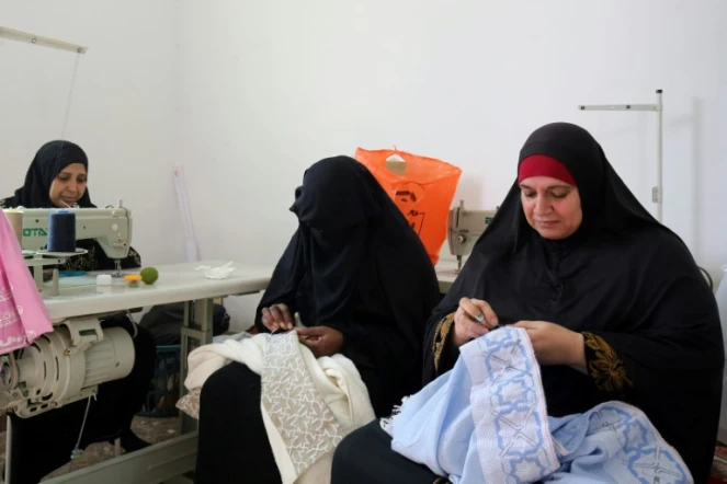 Des réfugiées palestiniennes brodent au sein d'un atelier dans le camp de Jerash en Jordanie, le 5 novembre 2017
