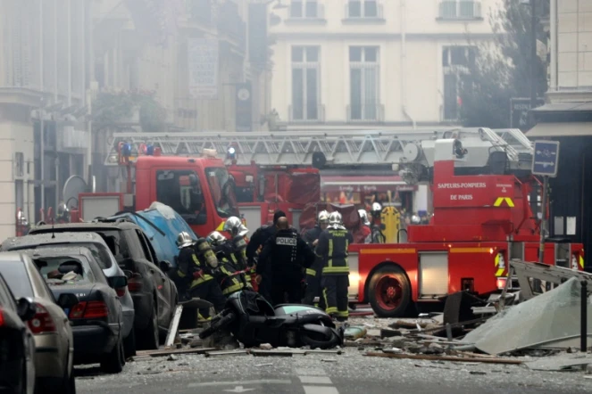 Des pompiers sur les lieux d'une explosion due au gaz qui s'est produite dans une boulangerie, le 12 janvier 2019 dans le 9e arrondissement de Paris
