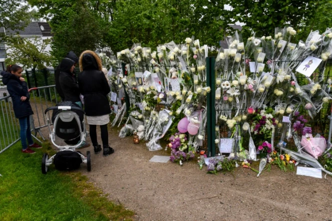 Des fleurs et des messages à la mémoire d'Angélique, 13 ans, le 29 avril 2018 à Wambrechies, dans le Nord, retrouvée morte à Quesnoy-sur-Deüle