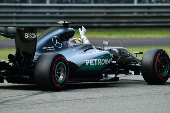 Le Britannique Lewis Hamilton (Mercedes) salue les spectateurs après avoir obtenu la pole position pour le GP d'Italie, le 3 septembre 2016 sur le circuit de Monza