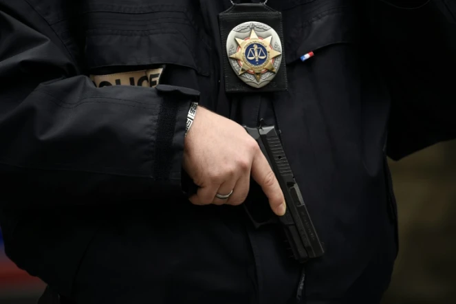 Un homme a tué lundi soir de plusieurs coups de couteau un policier à Magnanville près de Paris, avant de se retrancher avec la femme et le fils de la victime à leur domicile