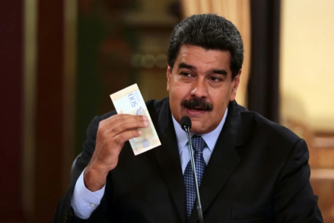 Le président vénézuelien Nicolas Maduro présente un des nouveaux billets du pays qui seront en circulation dès le 20 août, à Caracas, le 17 août 2018 (transmis par la présidence vénézuelienne)