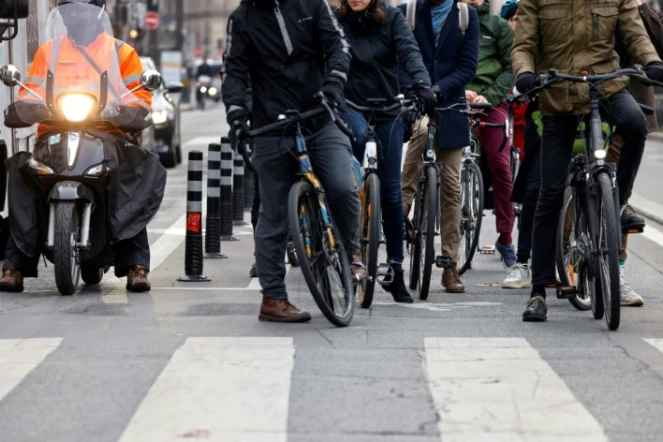 Prendre son vélo, marcher, télétravailler ou carrément partir de Paris: les Franciliens sont prévenus, il faudra adapter ses usages pour soulager les transports pendant les Jeux olympiques