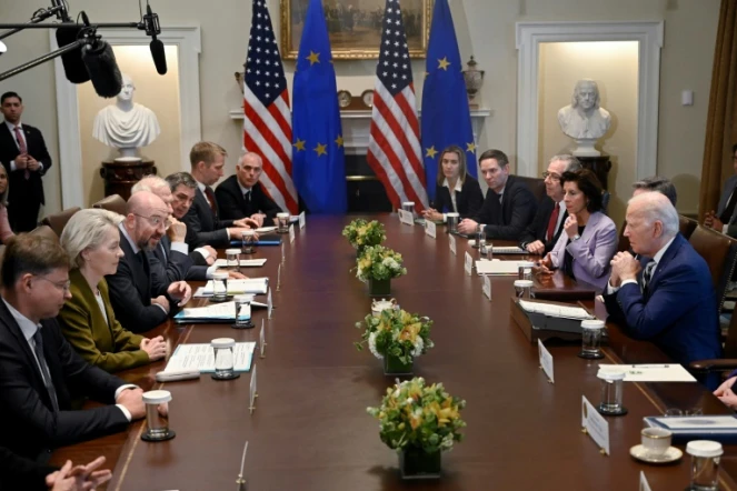 Le président américain Joe Biden (d) rencontre la président de la Commission européenne Ursula von der Leyen (2e g) et le président du Conseil européen Charles Michel (3e g), lors d'un sommet UE-USA à la Maison Blanche, le 20 octobre 2023 à Washington