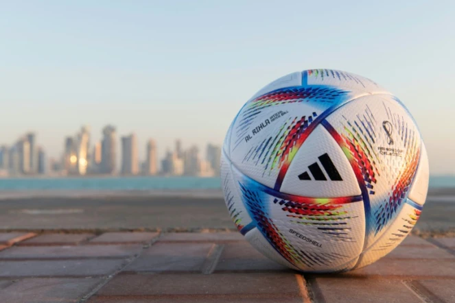 Le ballon de la Coupe du monde de football, "Al Rihla" (le voyage), qui se déroulera au Qatar du 21 novembre au 18 décembre 2022