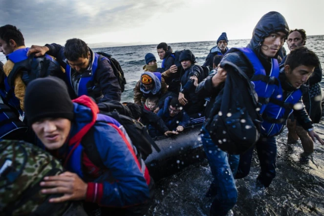 Des jeunes migrants arrivent par bateau sur l'île de Lesbos venant de Turquie le 9 octobre 2015