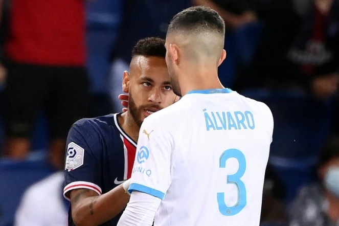 L'attaquant brésilien du Paris-SG, Neymar, défie le défenseur espagnol de Marseille, Alvaro Gonzalez, lors du match de Ligue 1 au Parc de Princes, le 13 septembre 2020