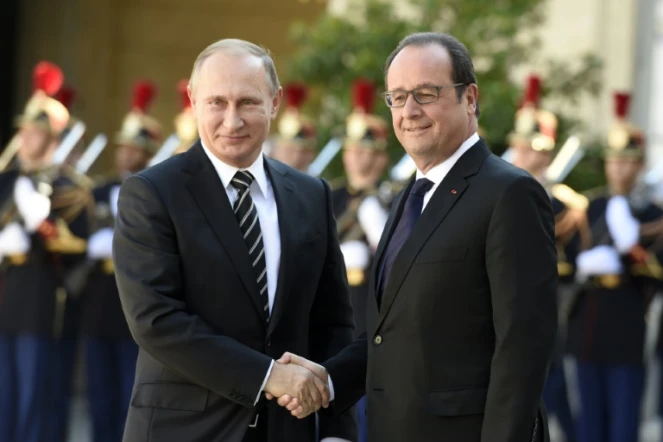 Poignée de mains entre le président russe Vladimir Poutine et François Hollande le 2 octobre 2015 à l'Elysée à Paris 