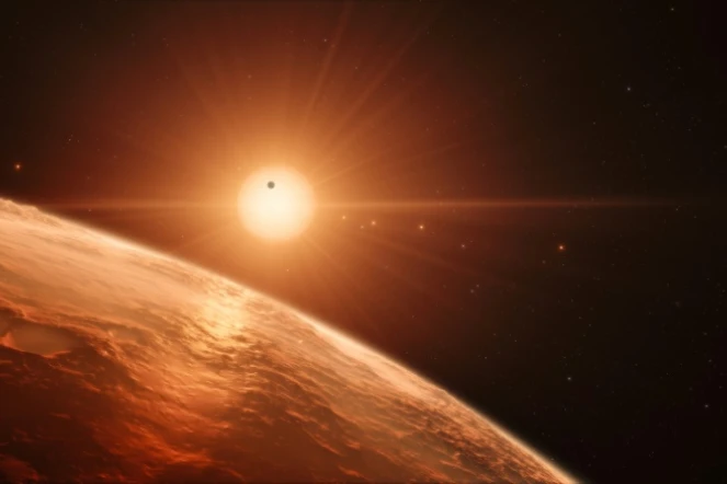 Image fournie le 22 février 2017 par l'Observatoire européen austral (ESO) montrant la vue au dessus de la surface d'une des planètes du système TRAPPIST-1
