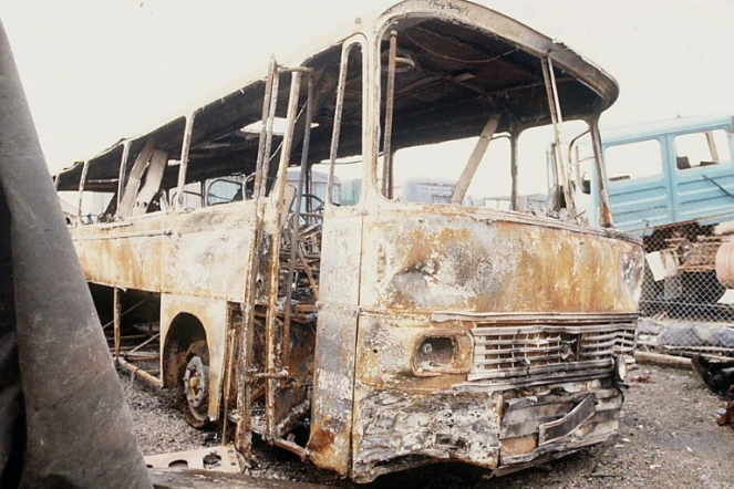 La carcasse du car après l'accident à Beaune le 6 août 1982 