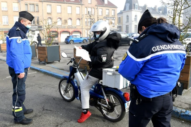 Contrôle de gendarmerie des attestations de sortie à Bergues dans la communauté urbaine de Dunkerque, le 27 février 2021 