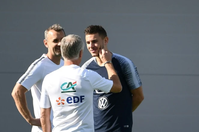 Ler sélectionneur des Bleus parle avec son défenseur Lucas Hernandez lors d'un entraînement au stade d'Istra, le 2 juillet 2018