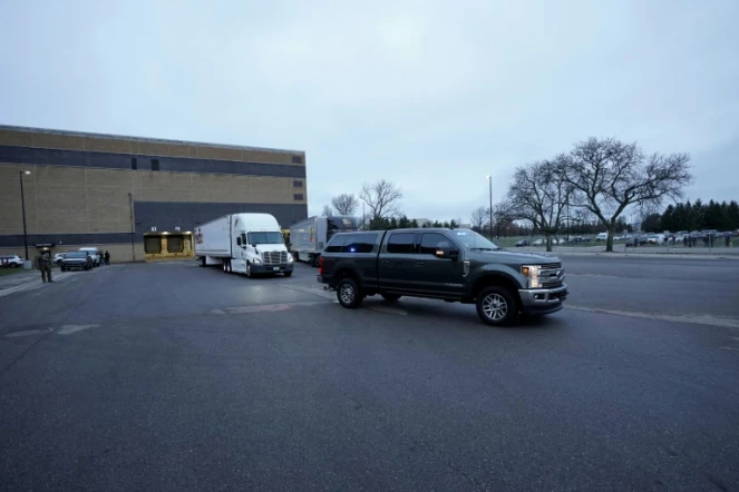 des conteneurs transportant des vaccins Pfizer-BioNTech contre le Covid-19 sont expédiés depuis l'usine Pfizer de Kalamazoo, Michigan, le 13 décembre 2020