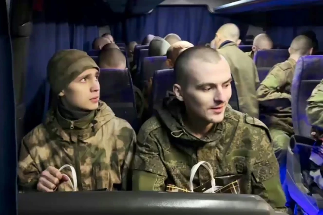 Image extraite d'une vidéo publiée par le ministère de la Défense russe le 3 janvier 2024 montrant des prisonniers de guerre russes assis dans un car à la frontière russo-ukrainienne, dans la région russe de Belgorod 