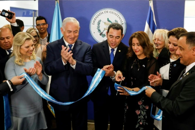 Le Premier ministre israélien Benjamin Netanyahu (à gauche au centre) et le président du Guatemala Jimmy Morales (à droite au centre) lors de l'inauguration de l'ambassade du Guatemala, le 16 mai 2018 à Jérusalem