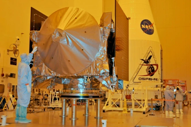 Le vaisseau OSIRIS-REx, 880 kg sans le combustible et 3,2 m de haut sur 2,4 m de large, subit les derniers préparatifs dans un atelier du Centre spatial Kennedy, le 20 août 2016 en Floride