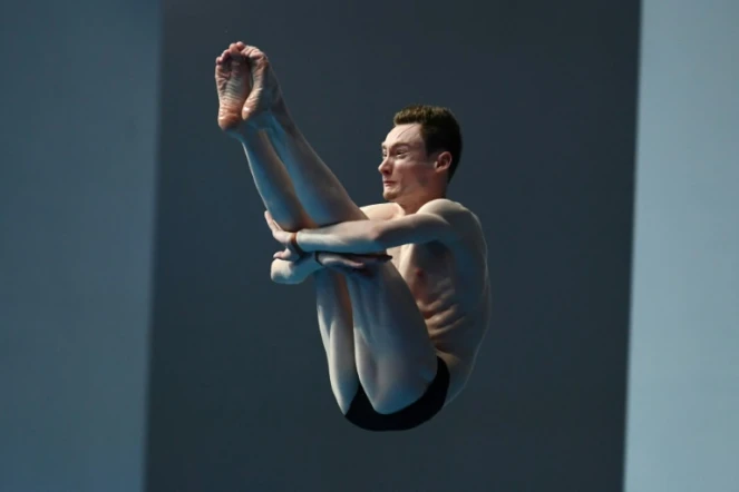 Le Français Benjamin Auffret exécute un plongeon à 10 mètres lors des Championnats du monde de natation le 19 juillet 2020 au Centre aquatique Nambu à Gwangju en Corée du Sud