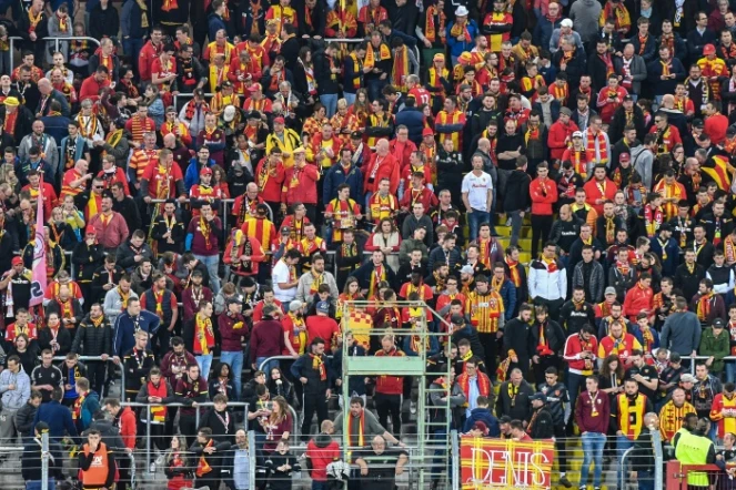Spectateurs et supporters de Lens dans des travées sans siège du stade Félix Bollaert, à Lens, le 1er avril 2019 