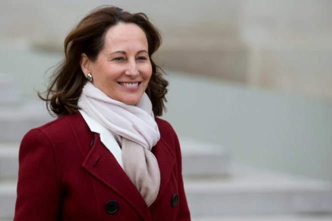 La ministre de l'Ecologie Ségolène Royal quitte le palais de l'Elysée à l'issue du conseil des ministres à Paris, le 13 janvier 2016. 
