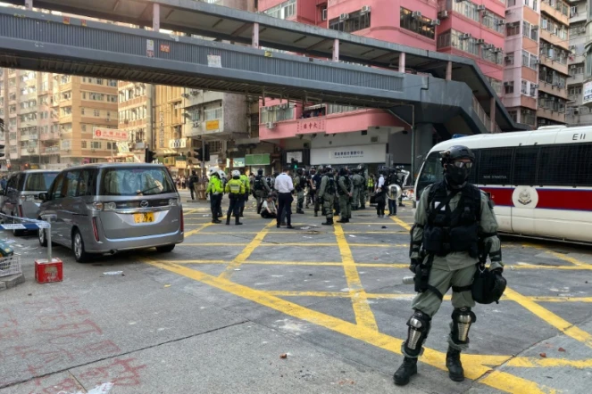 Un membre des forces de l'ordre stationne au carrefour où un protestataire a reçu un coup de feu de la part d'un policier, le 11 novembre 2019 à Hong Kong