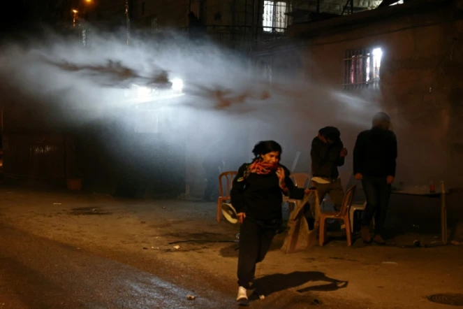 Les forces israéliennes utilisent des canons à eau pour disperser des manifestants palestiniens dans le quartier de Cheikh Jarrah à Jérusalem-Est, le 13 février 2022