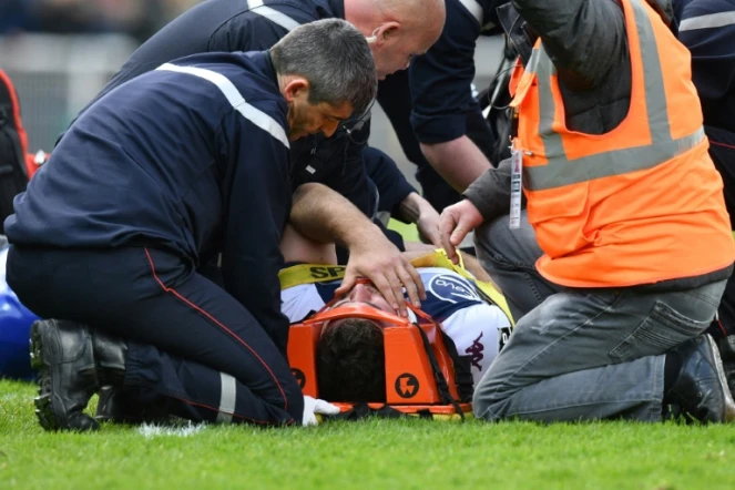Un joueur de Bordeaux-Bègles soigné après un choc lors d'un match contre La Rochelle, le 24 mars 2018 au stade Marcel Deflandre