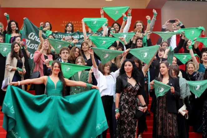 manifestation le 18 mai 2019 au Festival de Cannes en faveur du droit à l'avortement, les foulards verts symbolisant le combat mené - et perdu - en Argentine en faveur de sa légalisation