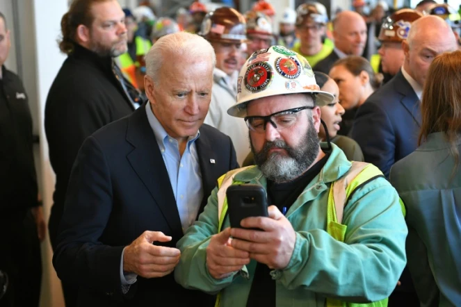 Joe Biden, candidat aux primaires démocrates, avec des ouvriers de l'usine Fiat Chrysler, dans le Michigan, le 10 mars 2020