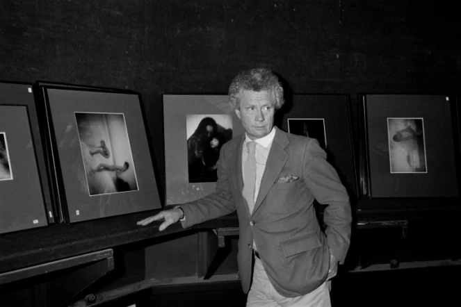 Le Britannique David Hamilton photographié le 19 novembre 1983 devant ses photos lors d'une vente aux enchères à Paris