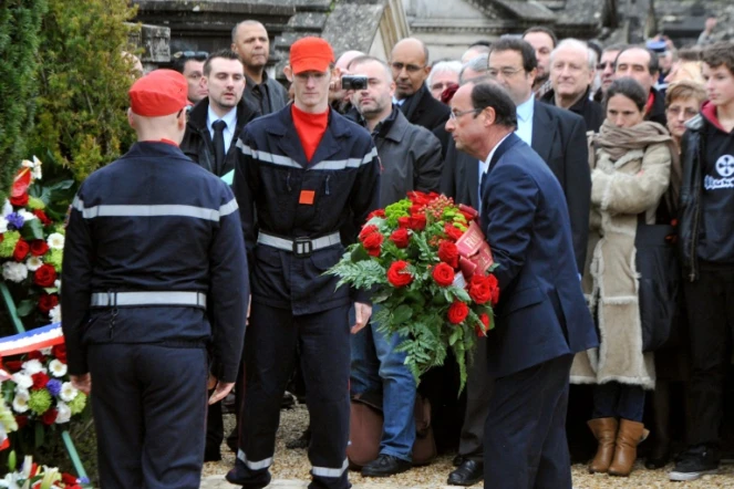 François Hollande dépose une gerbe de fleurs sur la tombe de François Mitterrand le 8 janvier 20123 à Jarnac