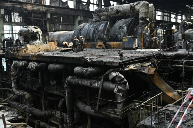 Des équipements incendiés dans une centrale électrique ukrainienne après une frappe, le 19 avril 2024