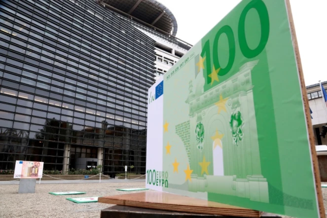 Un billet de 100 euros géant exposé devant le ministère français de l'Economie et des Finances à Paris en septembre 2016