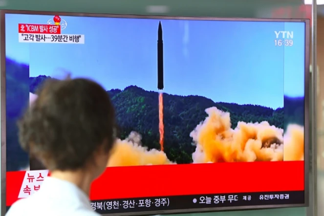 Une femme regarde à la télévision, le 4 juillet 2017 à Séoul, les images d'un tir de missile balistique nord-coréen